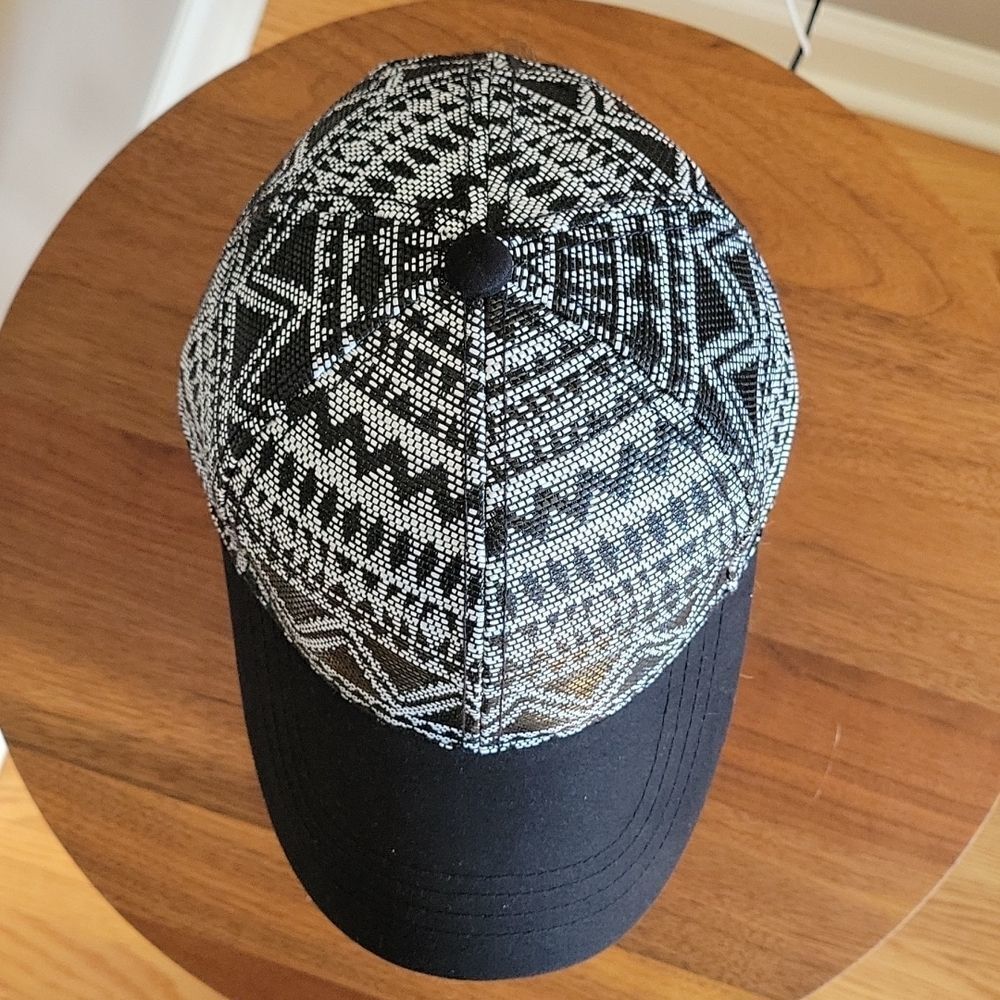 Baseball Cap With Tribal Pattern - Picture 5 of 5